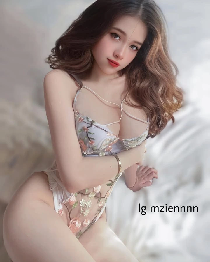 Bodysuit ren ôm sát, vòng một căng đầy như muốn tràn ra ngoài