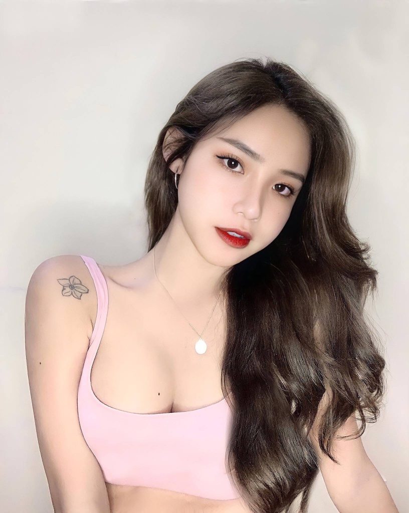Nguyễn Vân Anh – GenZ Sexy Và Quan Điểm Cực Gắt: “Phong Cách Là Quyền Cá Nhân” 6 Cận cảnh nhan sắc nổi bật và hình xăm hoa đặc trưng trên vai