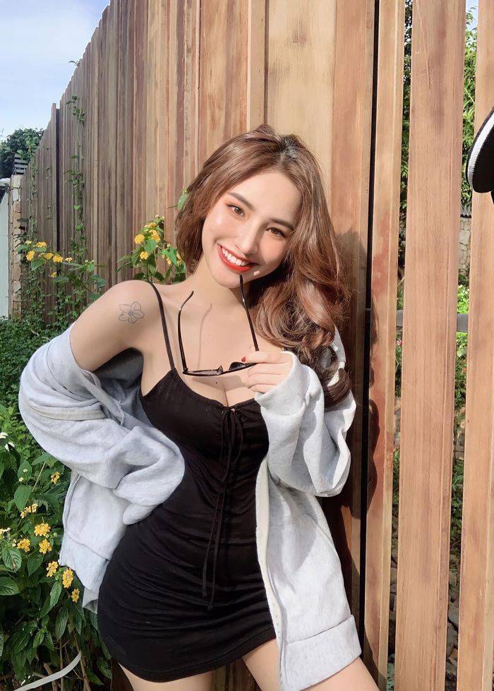 Nguyễn Vân Anh – GenZ Sexy Và Quan Điểm Cực Gắt: “Phong Cách Là Quyền Cá Nhân” 8 Nụ cười rạng rỡ của hot girl trong váy đen body và hoodie xám