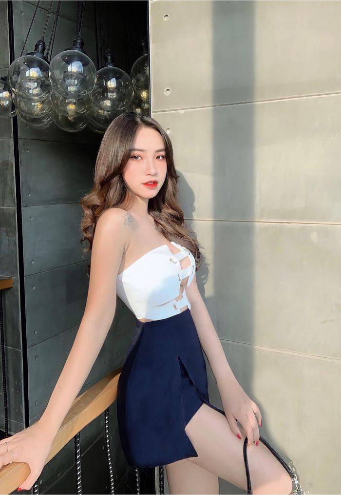 Nguyễn Vân Anh – GenZ Sexy Và Quan Điểm Cực Gắt: “Phong Cách Là Quyền Cá Nhân” 7 Outfit trắng - xanh tôn dáng cực phẩm, thần thái đầy cuốn hút