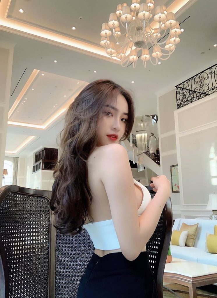 Nguyễn Vân Anh – GenZ Sexy Và Quan Điểm Cực Gắt: “Phong Cách Là Quyền Cá Nhân” 4 Visual Vân Anh lên hương với outfit trắng giữa không gian sang chảnh